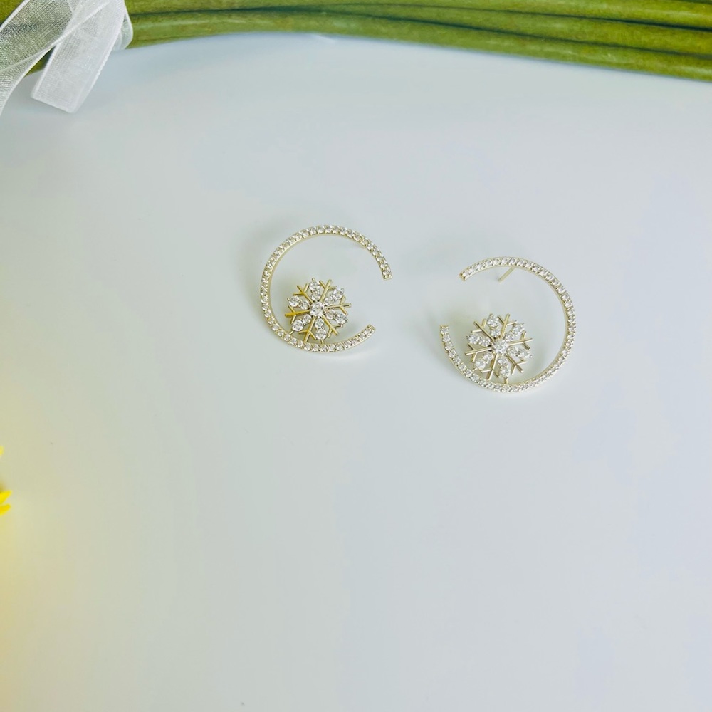 LAST ONE🔥 Zircon Snowflake Half Hoop Earrings | 14K Gold Plated | Luxury Jewelry - Picture 3 of 8